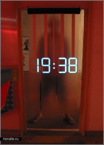 Светодиодные часы вместо занавесок. Концепт